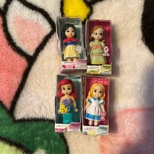 4 Disney mini dolls
